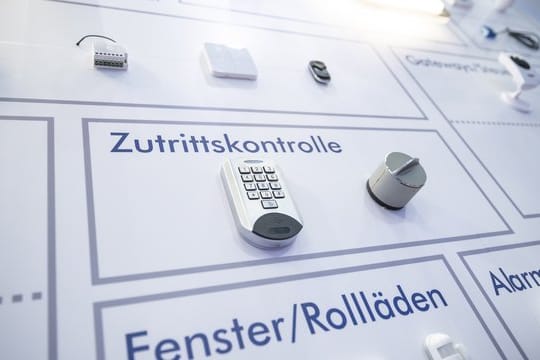 Wer sein Zuhause in ein Smart Home verwandeln möchte, sollte vor dem Kauf vernetzter Geräte deren Leistungen genau vergleichen.