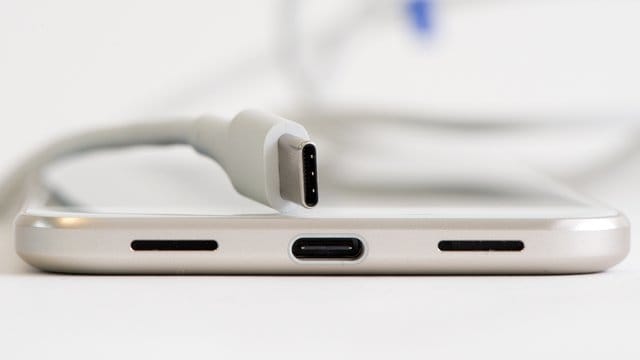 Ein USB-C-Kabel: Egal, wie herum man einen USB-C-Stecker dreht: Er passt immer – ein klarer Vorteil gegenüber Micro-USB.