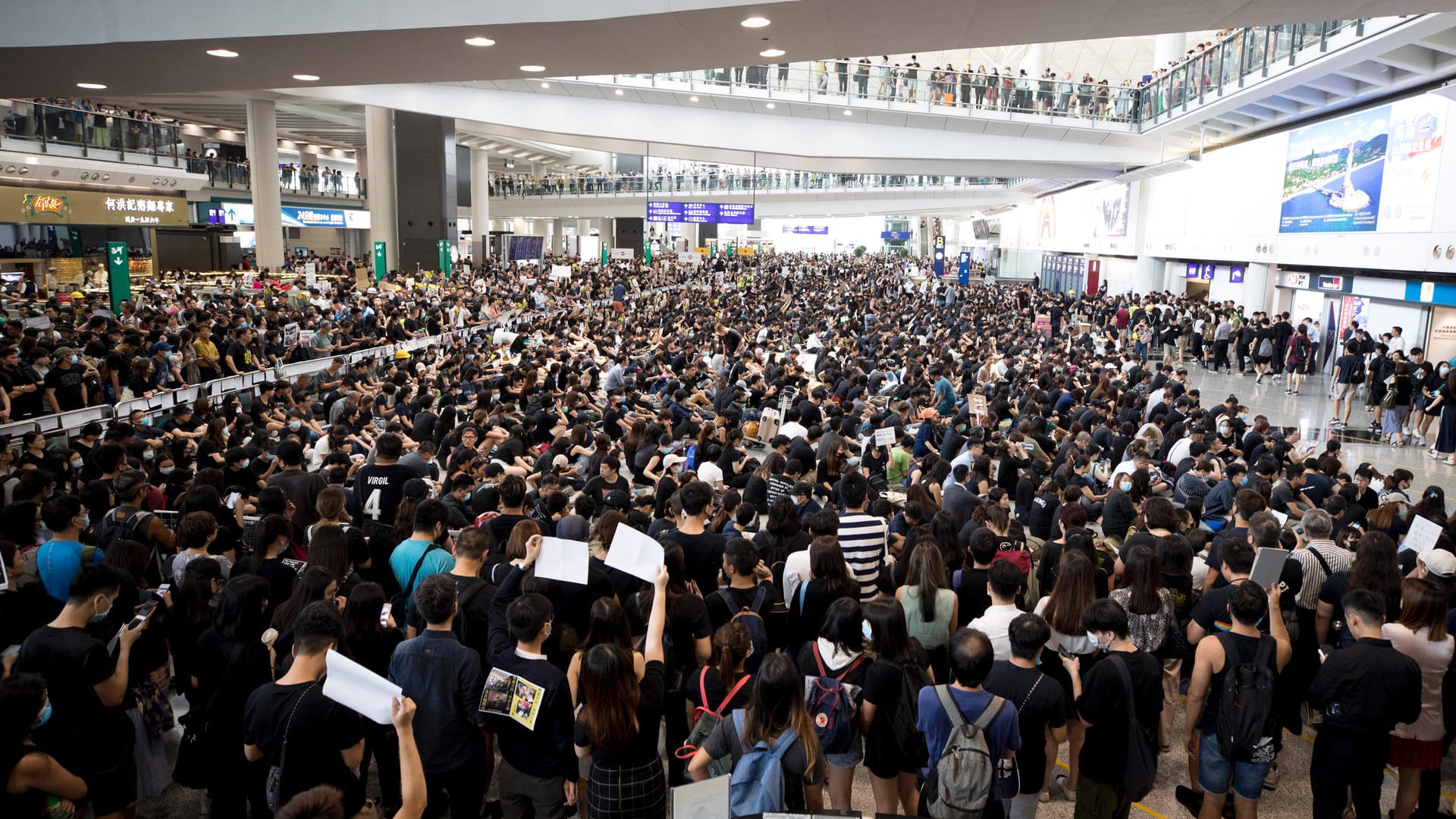 Demonstranten protestieren in der Ankunftshalle des Flughafens: Hunderte Flüge können in Hongkong nicht starten.