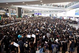 Demonstranten protestieren in der Ankunftshalle des Flughafens: Hunderte Flüge können in Hongkong nicht starten.
