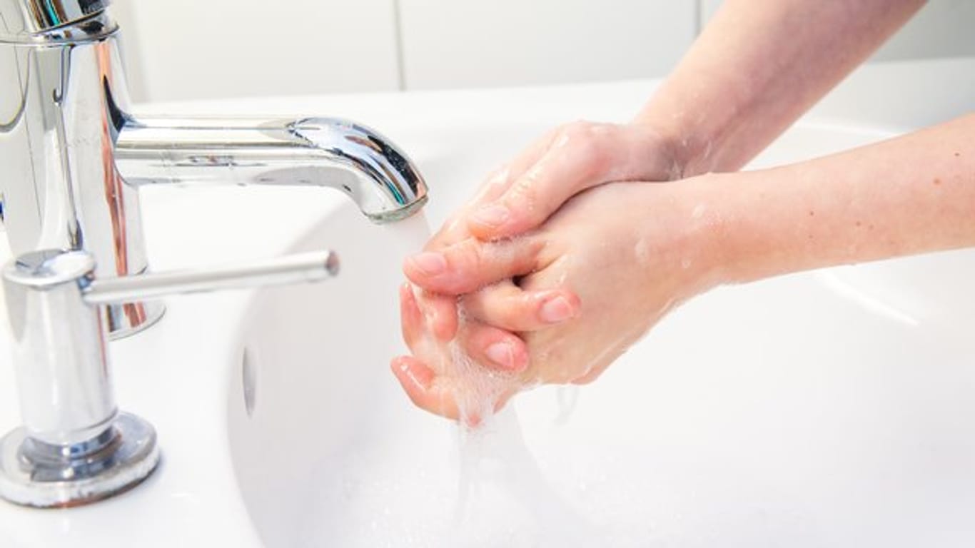 Häufiger und ausgiebiger Wasserkontakt allein kann schon zu trockener Haut führen.