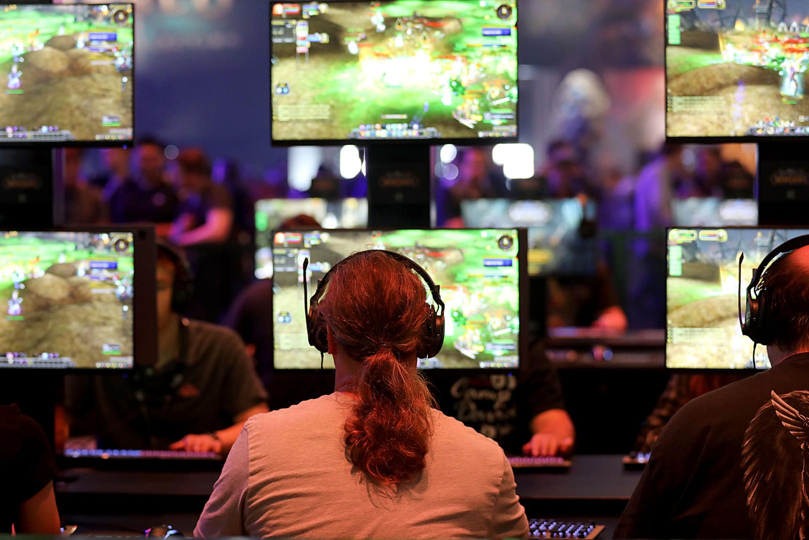 Besucher der Gamescom spielen an einem Stand: Die Spielemesse findet vom 20. bis zum 24. August in Köln statt.