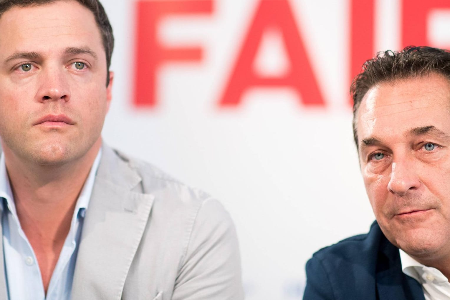 Johann Gudenus (l.) und Heinz-Christian Strache: Die österreichischen Ermittler haben die Häuser der beiden FPÖ-Politiker durchsucht. Der Verdacht: Bestechlichkeit und Bestechung.