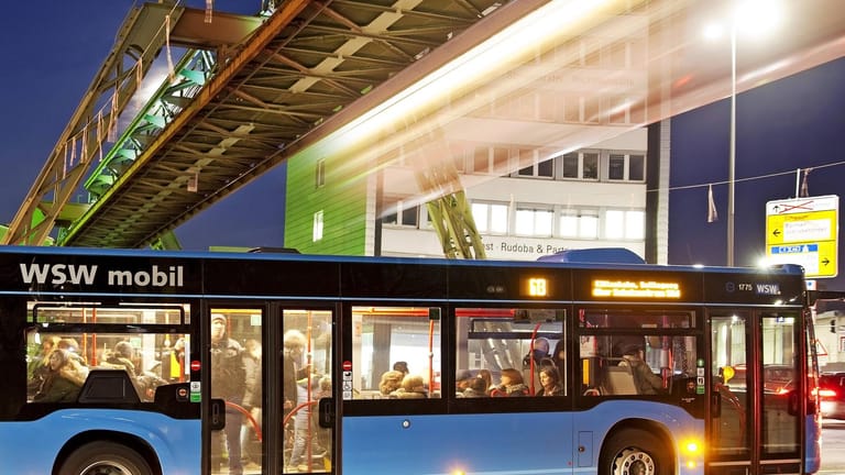 Ein Bus der WSW mit einer fahrenden Schwebebahn darüber: Die Stadtwerke stellten nun klar: Es wird zum Dezember keine grundsätzlichen Veränderungen bei den Buslinien geben.