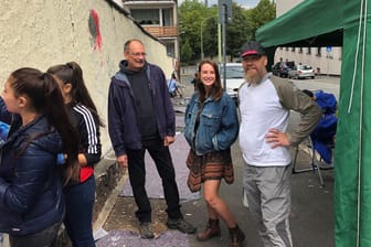 Initiator Stephan Peddinghaus (Grüner Stern Wehringhausen), die Künstlerin Jessica Glomb und der Kurator Dietmar Schneider (Kooperative K) an der Mauer in Wehringhausen, die bald in vielen Farben erstrahlen soll.