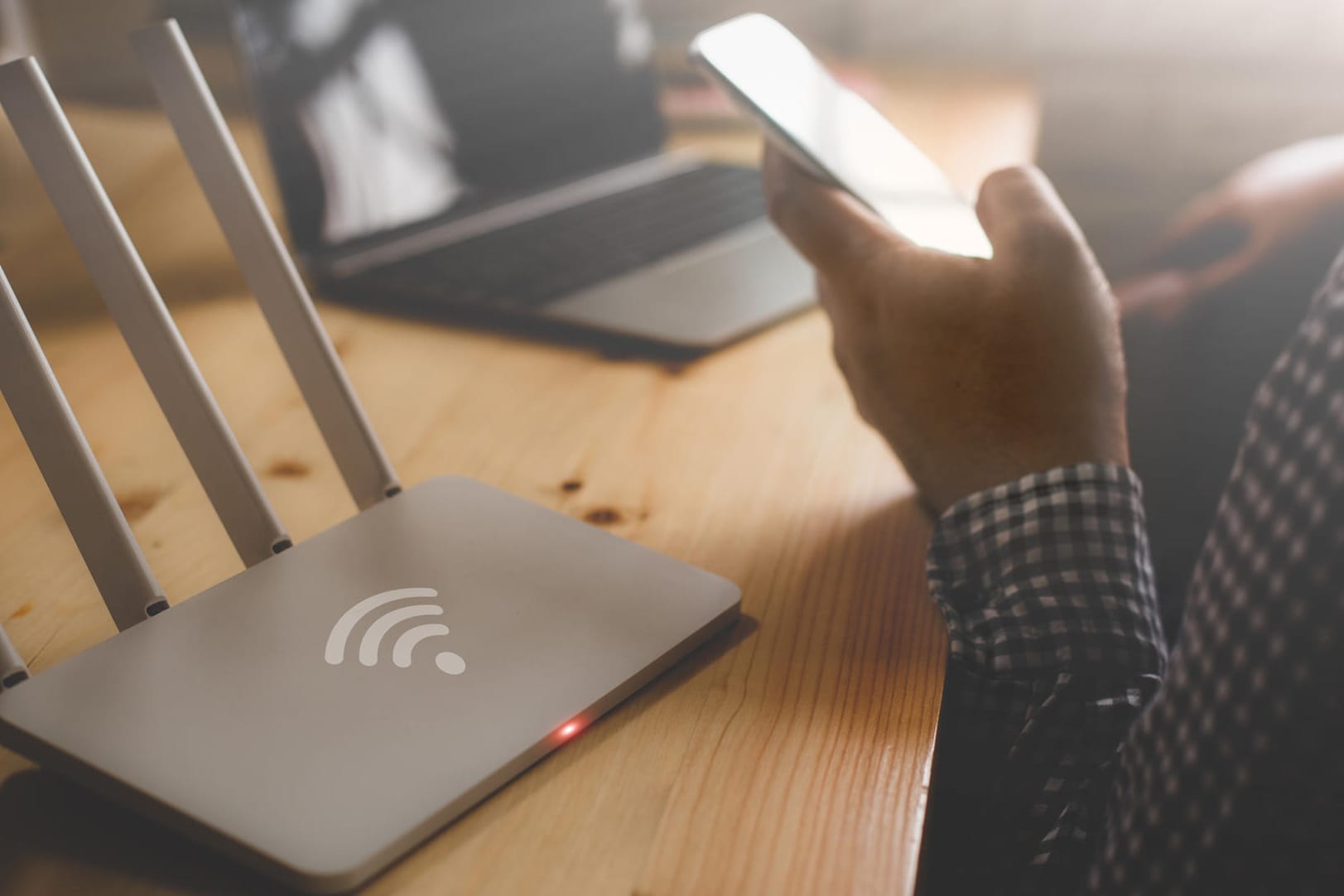 Ein Router auf einem Tisch: Wer ein eigenes Gerät nutzen will, sollte vor allem auf die unterstützten WLAN-Standards achten.