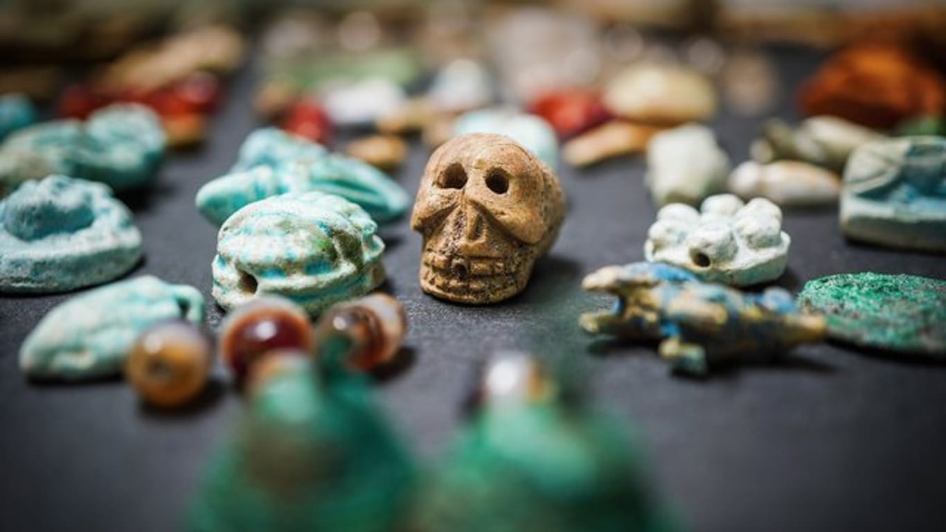 Knöpfe und Gesteine, die in einer Truhe in der Ausgrabungsstätte im "Haus des Giardino" gefunden wurden.
