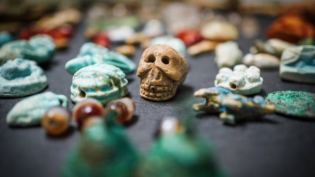 Knöpfe und Gesteine, die in einer Truhe in der Ausgrabungsstätte im "Haus des Giardino" gefunden wurden. Knöpfe und Gesteine, die in einer Truhe in der Ausgrabungsstätte im "Haus des Giardino" gefunden wurden.