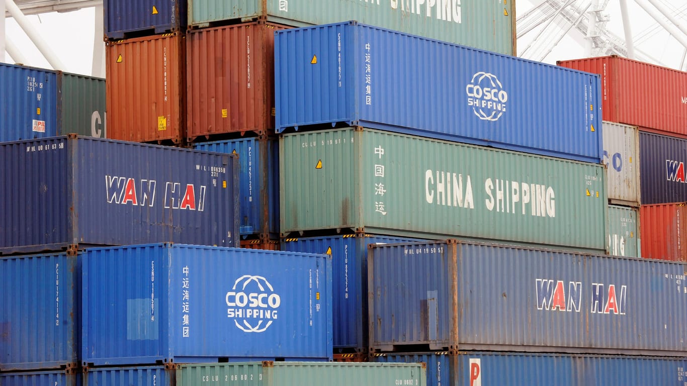 Chinesische Container in einem Hafen in Kalifornien: Die USA verschieben ihre angekündigten Strafzölle auf Waren aus China.