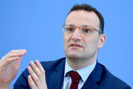 Jens Spahn (CDU) will mit dem Gesetzentwurf Geschäfte auf Kosten der Patienten unterbinden, wenn sie nach einem Aufenthalt im Krankenhaus zu Hause weiterbetreut werden.