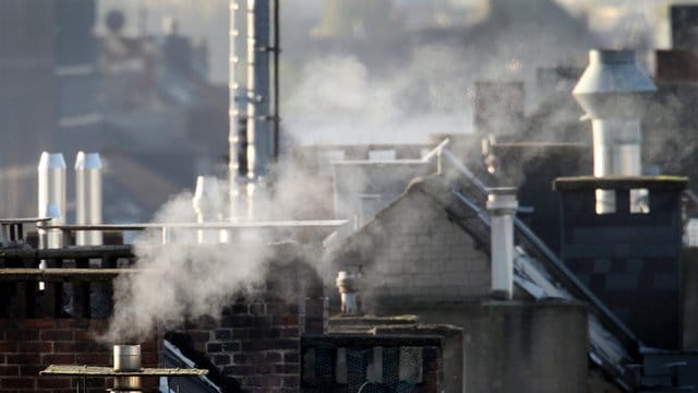 Qualmende Schornsteine: In der Bundesregierung gibt es unterschiedliche Ansichten, ob der CO2-Ausstoß etwa beim Heizen durch Emissionszertifikate oder aber eine Steuer bepreist werden soll.