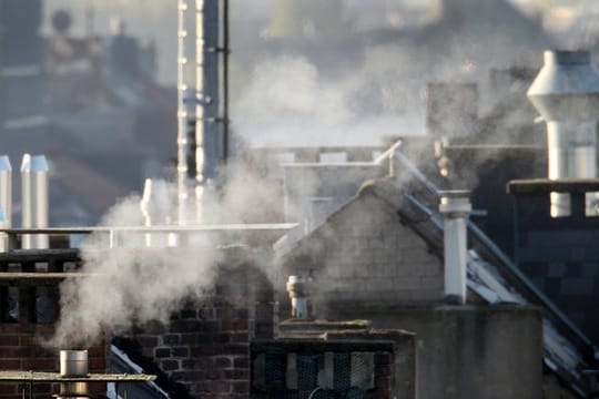 Qualmende Schornsteine: In der Bundesregierung gibt es unterschiedliche Ansichten, ob der CO2-Ausstoß etwa beim Heizen durch Emissionszertifikate oder aber eine Steuer bepreist werden soll.