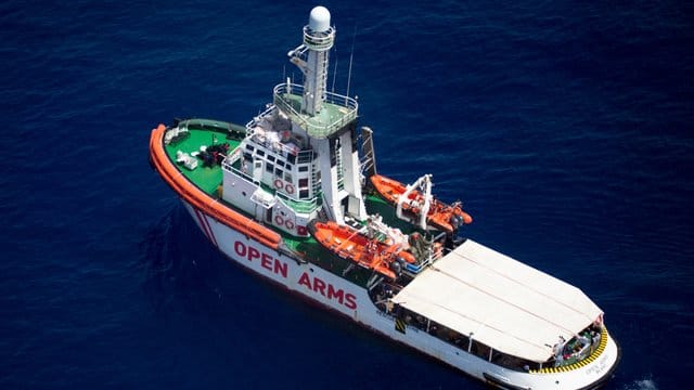 Das Rettungsschiff "Open Arms" der Hilfsorganisation Proactiva Open Arms hat derzeit 151 Migranten an Bord. Das Rettungsschiff "Open Arms" der Hilfsorganisation Proactiva Open Arms hat derzeit 151 Migranten an Bord.