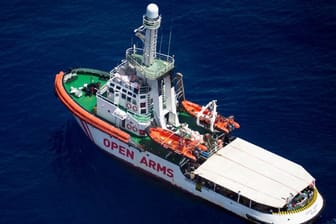 Das Rettungsschiff "Open Arms" der Hilfsorganisation Proactiva Open Arms hat derzeit 151 Migranten an Bord.