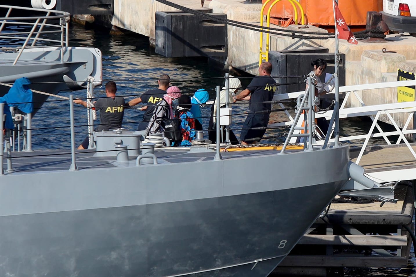 Der Hafen von Floriana: Migranten kommen in einem maltesischen Hafen an.