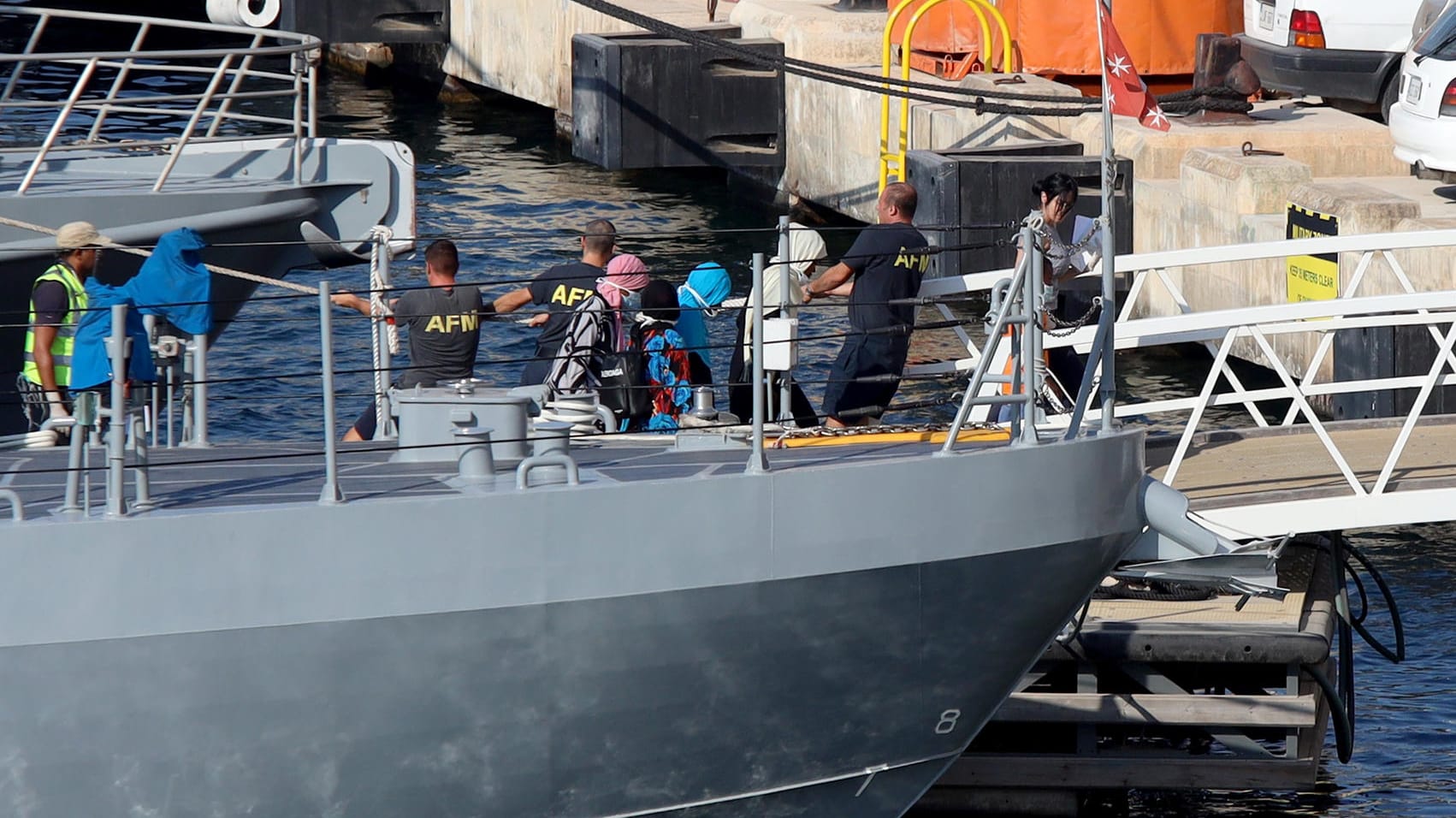 Der Hafen von Floriana: Migranten kommen in einem maltesischen Hafen an.