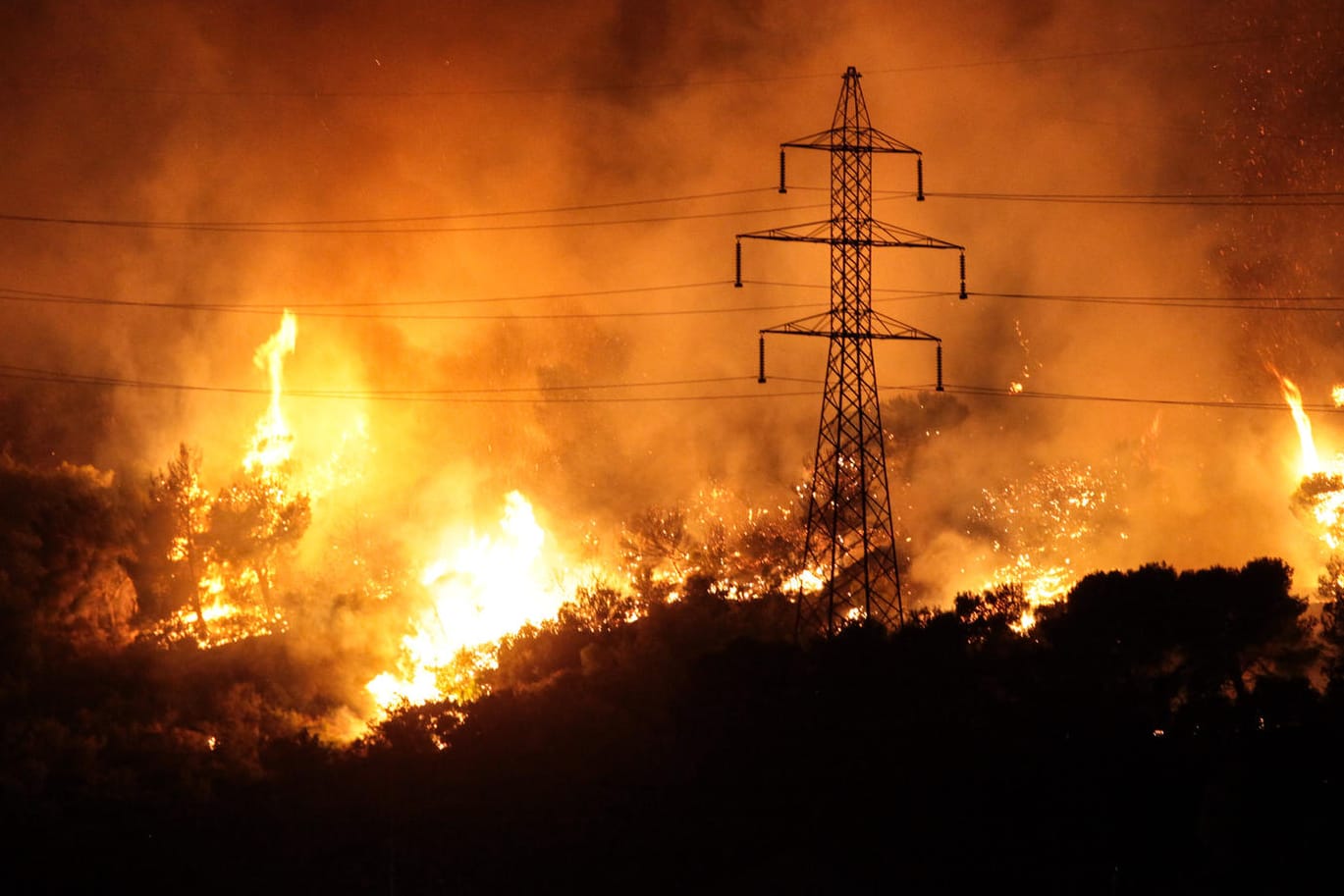 Ein Feuer brennt in der Nacht am Hymettus Berg: Nach wochenlanger Dürre und bei starken Winden sind den dritten Tag in Folge zahlreiche Waldbrände in Griechenland ausgebrochen. Am schlimmsten sei nach Angaben der Feuerwehr die Lage auf der Insel Euböa und in der Region um die Stadt Theben nördlich der griechischen Hauptstadt.