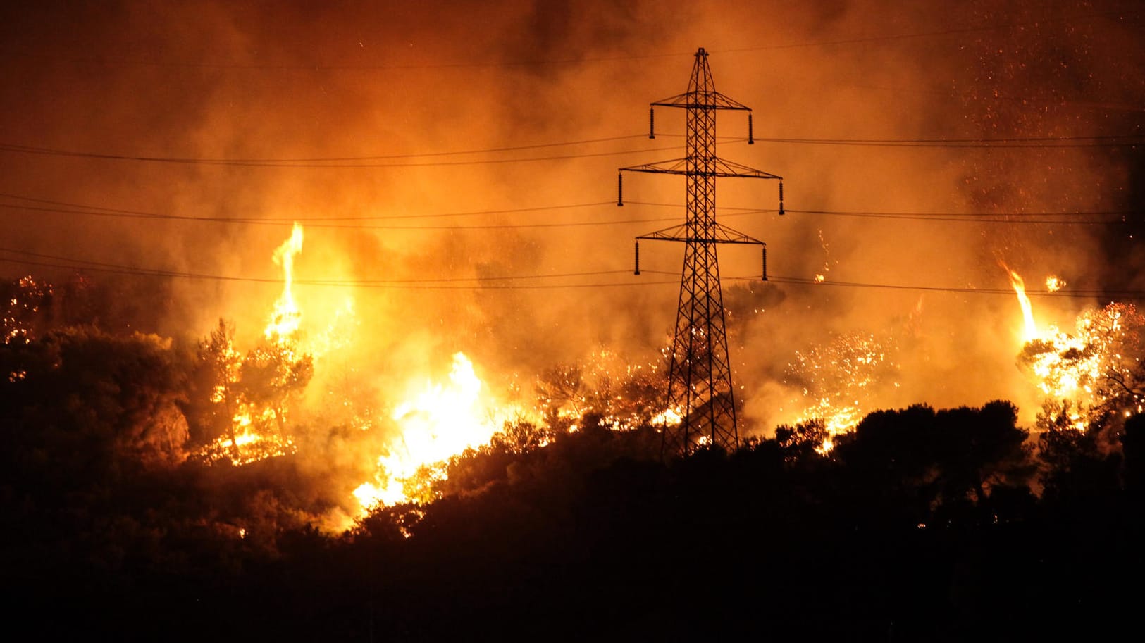 Ein Feuer brennt in der Nacht am Hymettus Berg: Nach wochenlanger Dürre und bei starken Winden sind den dritten Tag in Folge zahlreiche Waldbrände in Griechenland ausgebrochen. Am schlimmsten sei nach Angaben der Feuerwehr die Lage auf der Insel Euböa und in der Region um die Stadt Theben nördlich der griechischen Hauptstadt.