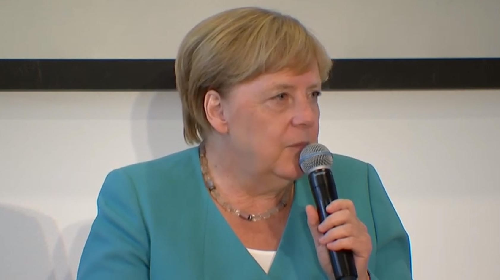 Besuch in der Heimat: Kanzlerin Angela Merkel bei der Leserdiskussion in Stralsund.