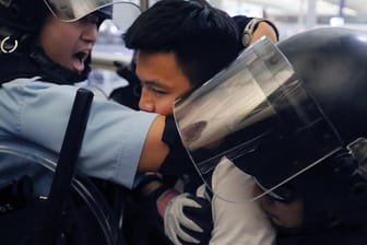 Ausschreitungen im Flughafen von Hongkong: Demonstranten besetzten das Gebäude – die Polizei griff mit Schlagstöcken ein.