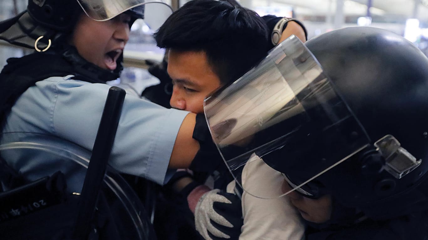 Ausschreitungen im Flughafen von Hongkong: Demonstranten besetzten das Gebäude – die Polizei griff mit Schlagstöcken ein.