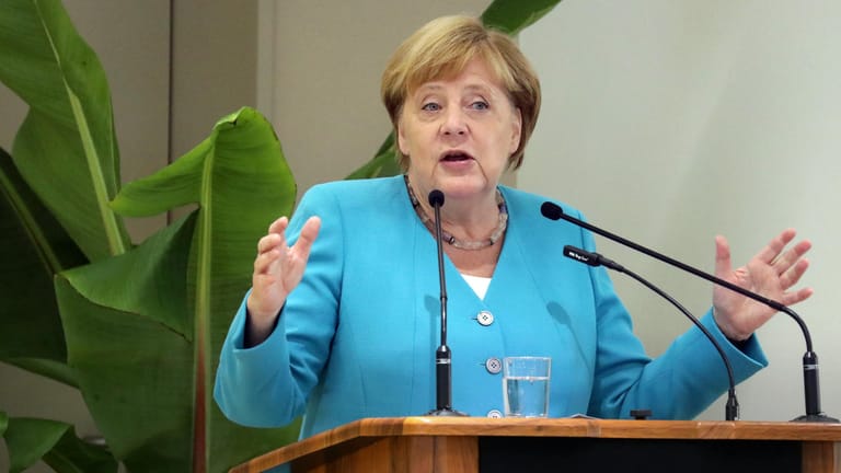 Angela Merkel spricht: An ihrem ersten Arbeitstag nach ihrem Sommerurlaub stellte sich die Kanzlerin in Stralsund den Fragen von Bürgern.
