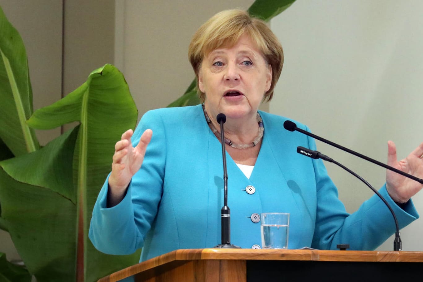 Angela Merkel spricht: An ihrem ersten Arbeitstag nach ihrem Sommerurlaub stellte sich die Kanzlerin in Stralsund den Fragen von Bürgern.