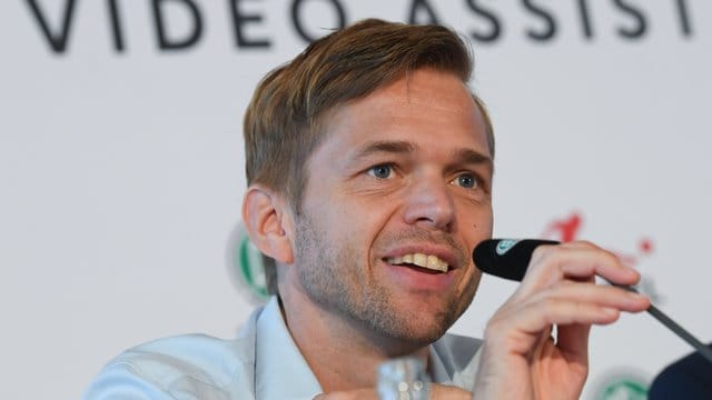 Bittet um Geduld für den umstrittenen Videobeweis: DFB-Projektleiter Jochen Drees. Bittet um Geduld für den umstrittenen Videobeweis: DFB-Projektleiter Jochen Drees.