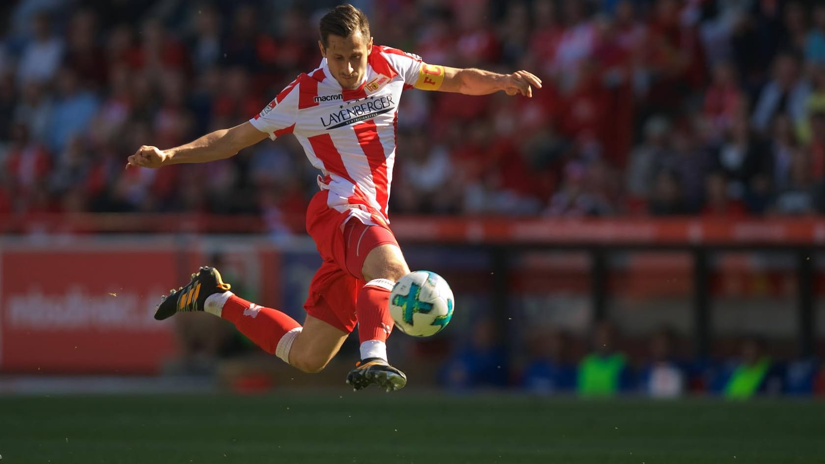 Gebürtiger Berliner: Steven Skrzybski (hier während einer Partie im Mai 2018 gegen Bochum) trug vor seinem Wechsel zu Schalke 18 Jahre das Union-Trikot. Gebürtiger Berliner: Steven Skrzybski (hier während einer Partie im Mai 2018 gegen Bochum) trug vor seinem Wechsel zu Schalke 18 Jahre das Union-Trikot.