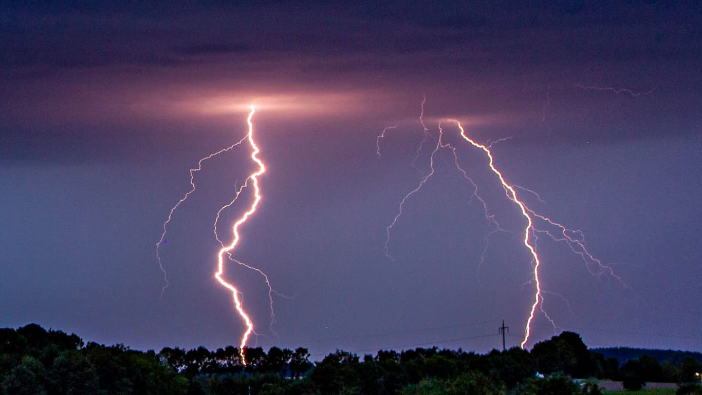 Gewitter: Nach mehreren Blitzeinschlägen sind drei Menschen in eine Klinik eingwiesen worden.