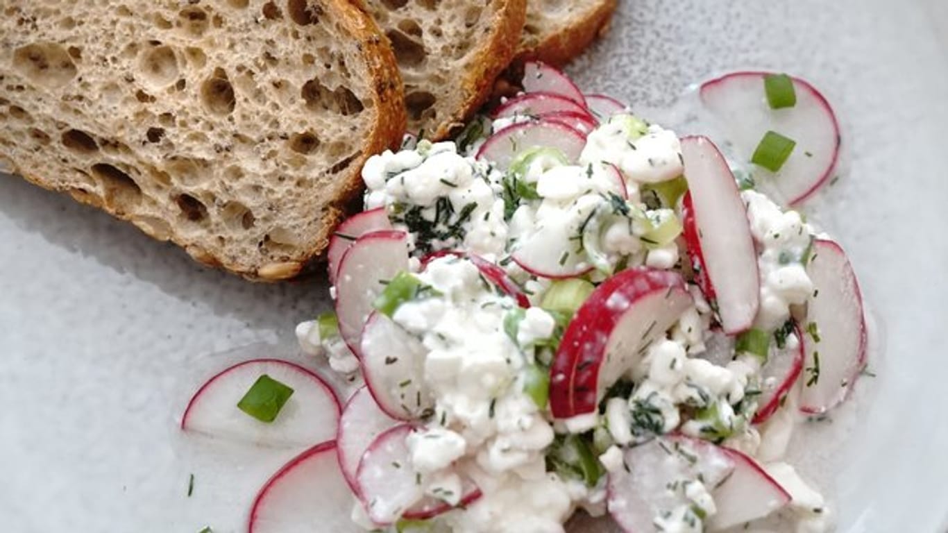 Richtig knackig ist der Salat zum Brot, wenn die Radieschen erst kurz zuvor in Scheiben geschnitten werden.