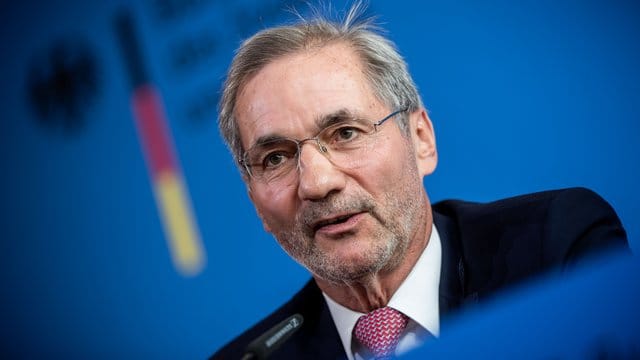 Matthias Platzeck Anfang Mai bei einer Pressekonferenz zur konstituierenden Sitzung der Kommission "30 Jahre Friedliche Revolution und Deutsche Einheit".