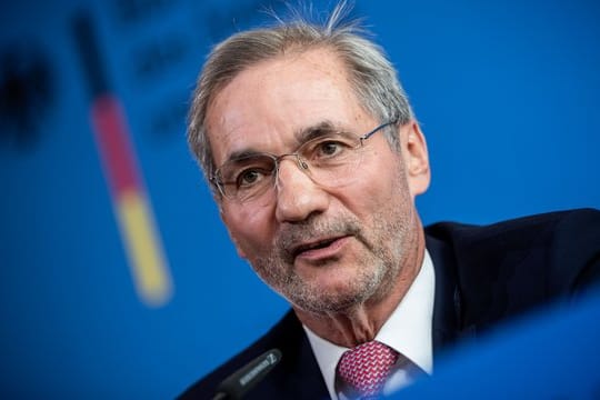 Matthias Platzeck Anfang Mai bei einer Pressekonferenz zur konstituierenden Sitzung der Kommission "30 Jahre Friedliche Revolution und Deutsche Einheit".