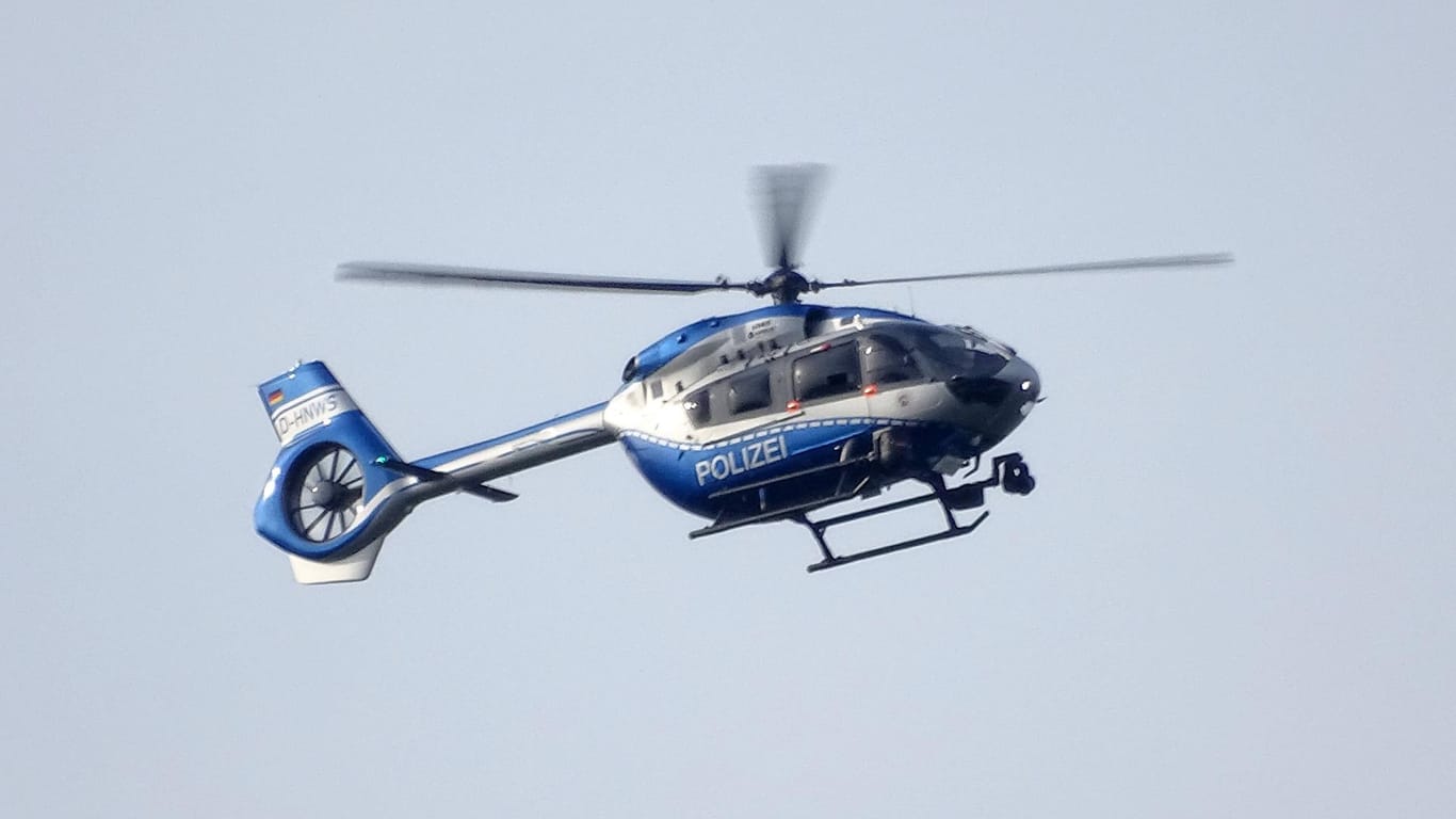 Ein Polizeihubschrauber in der Luft: In Mainz-Bingen flüchtete ein Mann vor der Abschiebung und ist immer noch auf der Flucht.