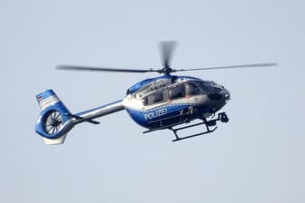 Ein Polizeihubschrauber in der Luft: In Mainz-Bingen flüchtete ein Mann vor der Abschiebung und ist immer noch auf der Flucht.