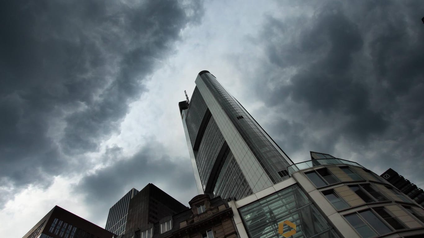 Regenwolken über dem Bankenviertel in Frankfurt: Die deutsche Wirtschaft befindet sich laut Experten auf dem Abschwung. (Symbolbild)
