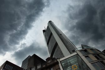 Regenwolken über dem Bankenviertel in Frankfurt: Die deutsche Wirtschaft befindet sich laut Experten auf dem Abschwung. (Symbolbild)