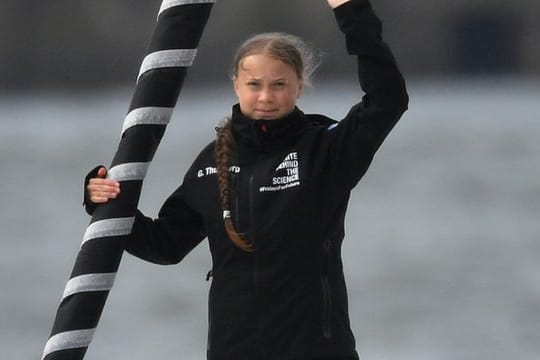 Greta Thunberg winkt von Bord der Hochseejacht "Malizia".