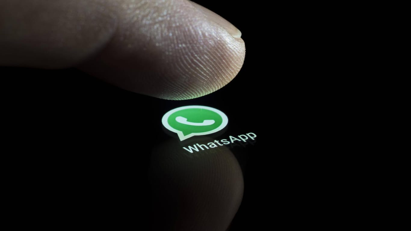 Das Bild zeigt einen Finger, der auf das WhatsApp-Icon tippt: Der Messenger könnte bald eine neue Funktion erhalten.