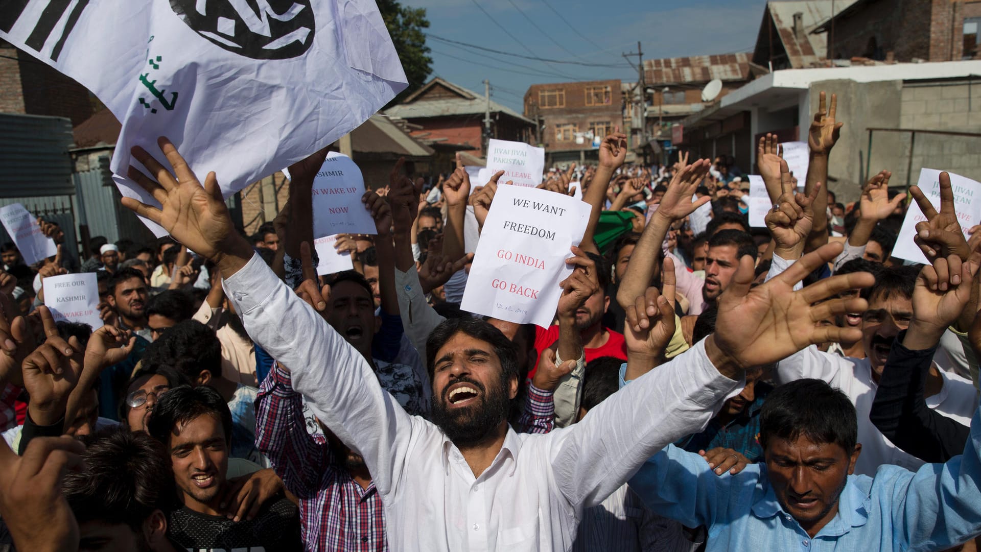 Srinagar im indisch kontrollierten Teil von Kashmir: Muslime protestieren gegen die Entscheidung der indischen Regierung, der Region den Autonomiestatus zu entziehen.