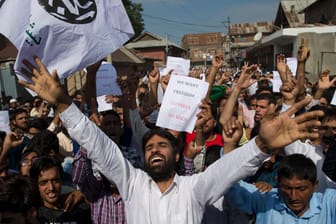Srinagar im indisch kontrollierten Teil von Kashmir: Muslime protestieren gegen die Entscheidung der indischen Regierung, der Region den Autonomiestatus zu entziehen.