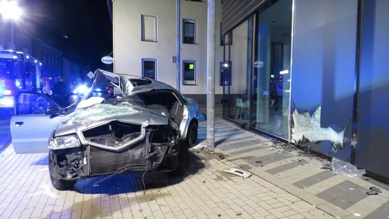 Verkehrsunfall in Plettenberg: Ein Foto der Polizei zeigt das Unfallfahrzeug.