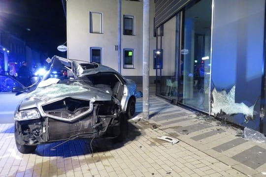 Verkehrsunfall in Plettenberg: Ein Foto der Polizei zeigt das Unfallfahrzeug.