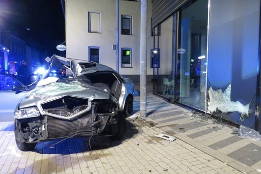 Verkehrsunfall in Plettenberg: Ein Foto der Polizei zeigt das Unfallfahrzeug.