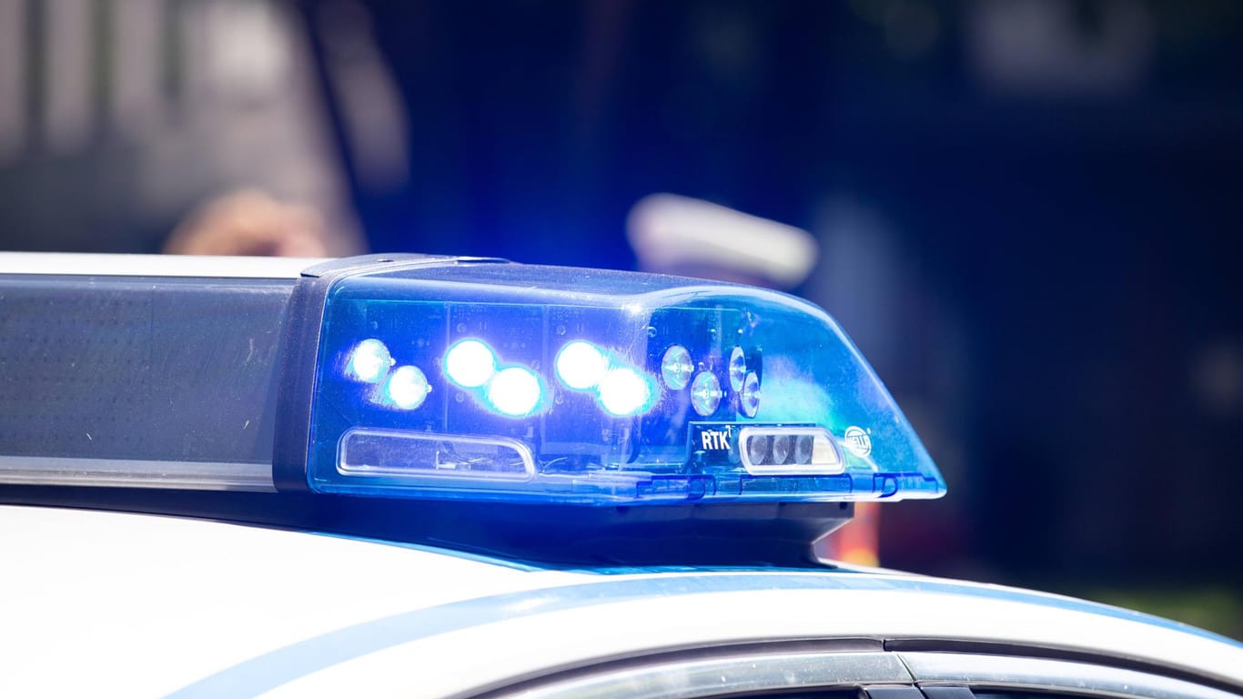 Blaulicht auf einem Polizeiauto: In Hagen hat ein Vermummter versucht, eine Lotto-Filiale zu überfallen.