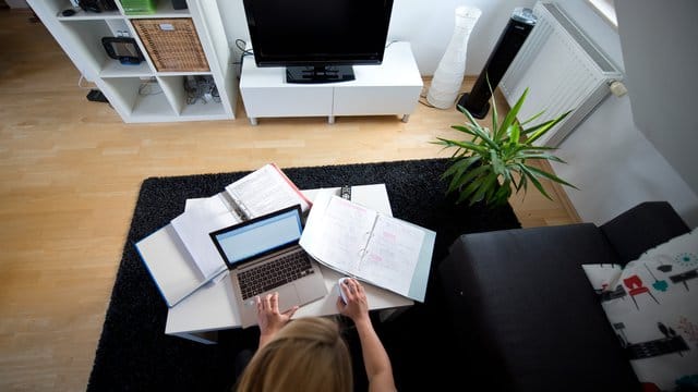 Im Homeoffice sparen Berufstätige die Zeit für den Weg zur Arbeit und zurück.