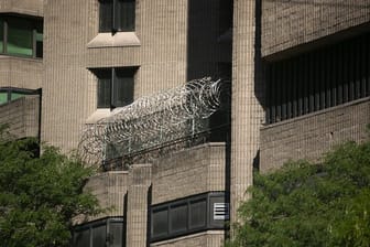 Stacheldraht am Metropolitan Correctional Center in Lower Manhattan.