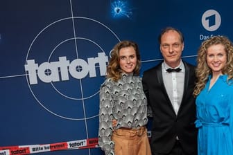 Die Schauspieler Karin Hanczewski (l-r), Martin Brambach und Cornelia Gröschel ermitteln in Dresden.