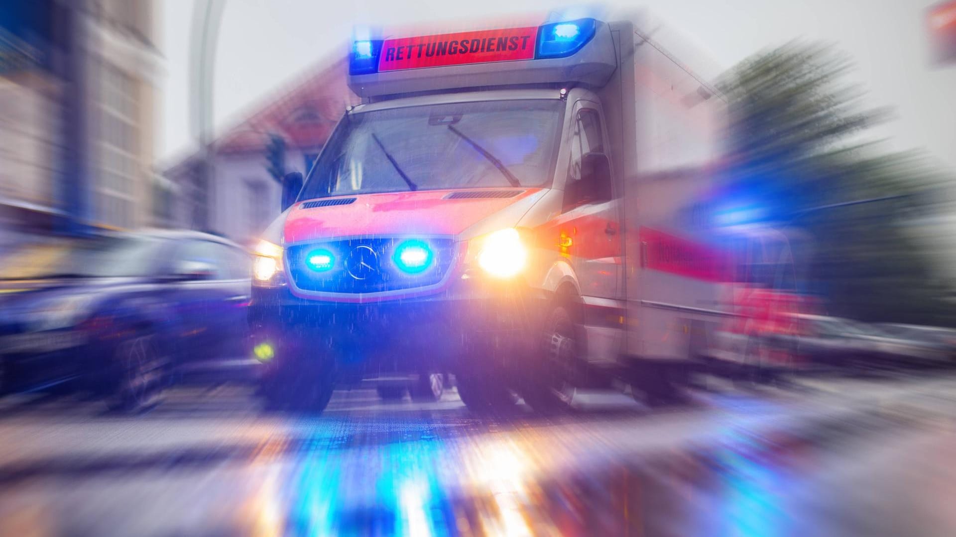 Rettungswagen im Einsatz: Ein Junge ist durch ein Schuldach gefallen und wurde schwer verletzt. (Symbolbild)