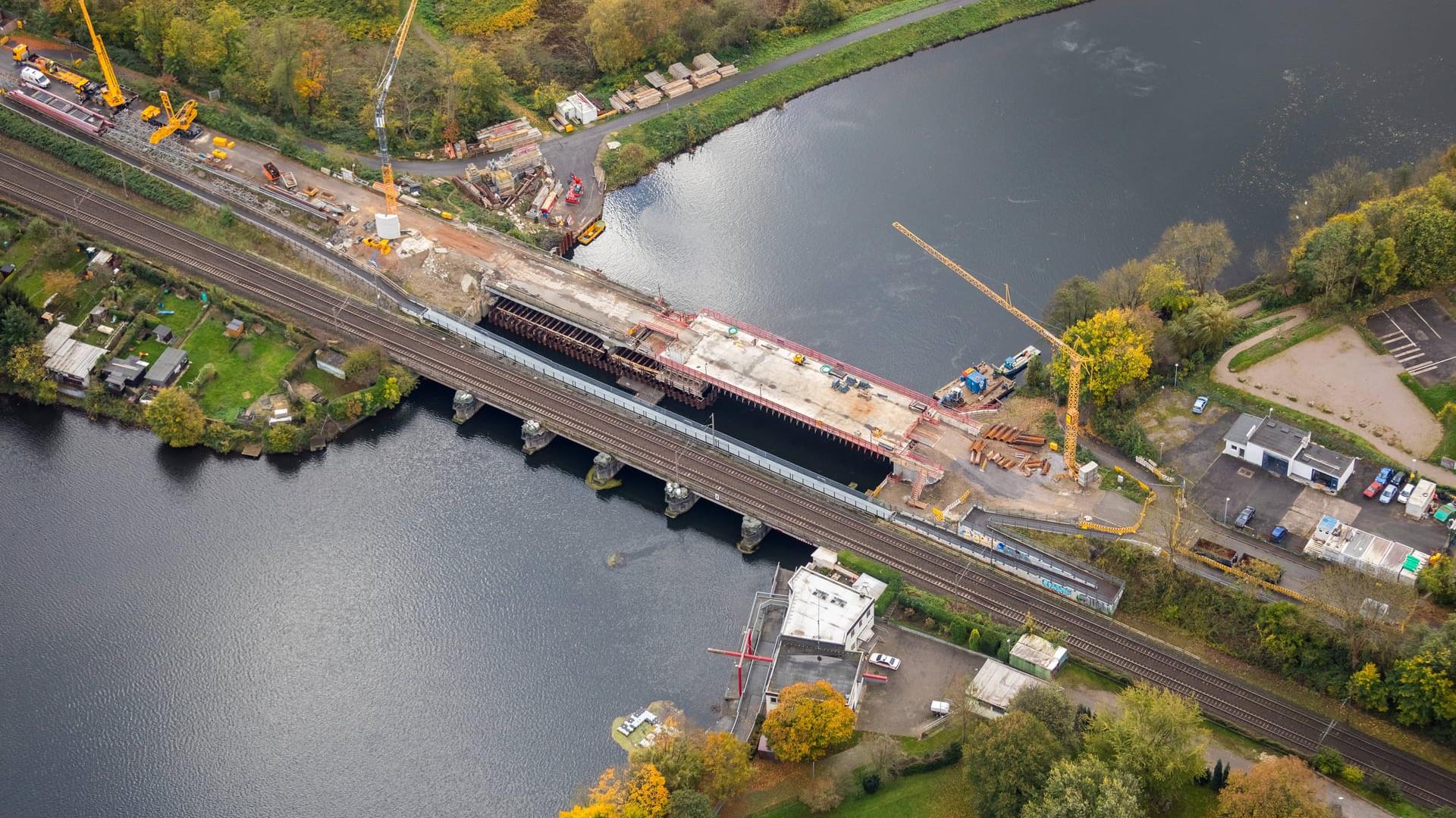 Obergrabenbrücke an der Stadtgrenze Wetter/Hagen: Am Freitag soll der reparierte Überweg freigegeben werden.